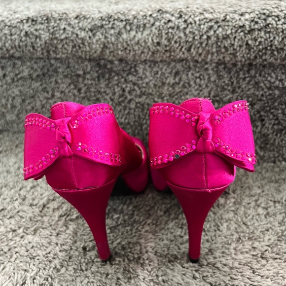 G21 SATIN HIGH HEELED SHOES with CUTE BOWS! EUC! - Picture 2 of 7